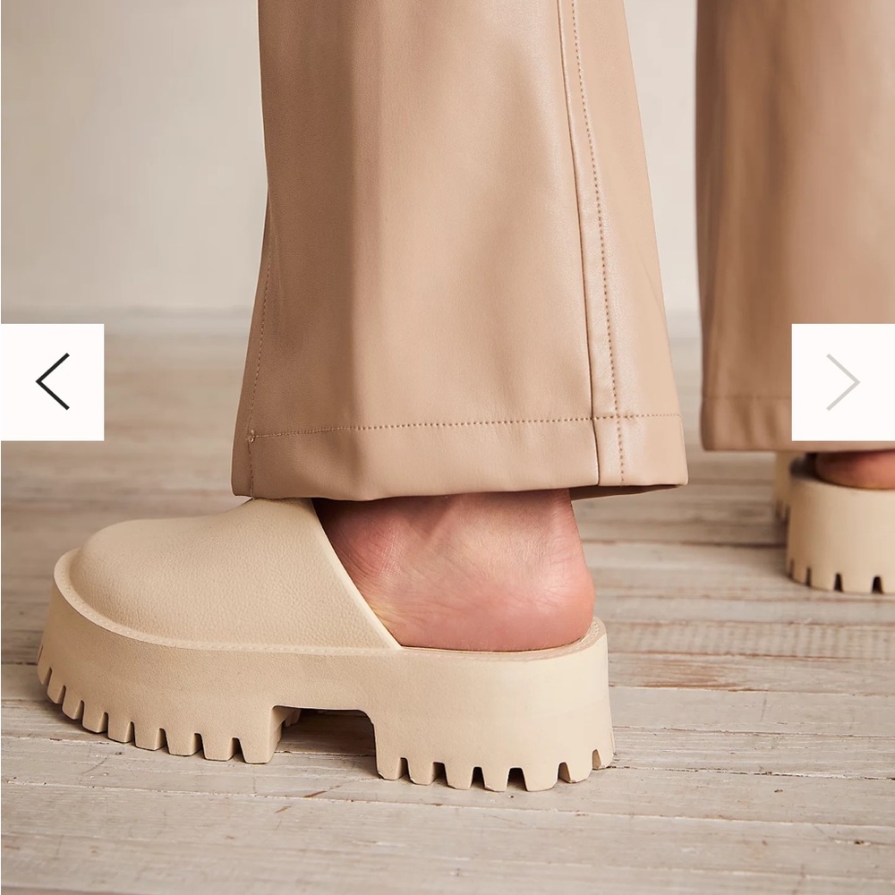 Jeffrey Campbell Clogge Size 8 NWOT in Sea Salt